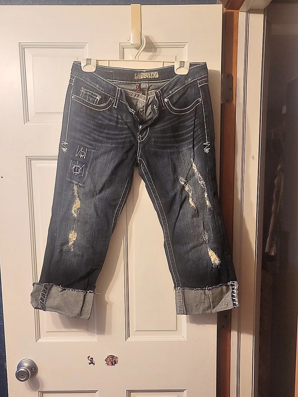 Distressed Cropped Jeans in Blue